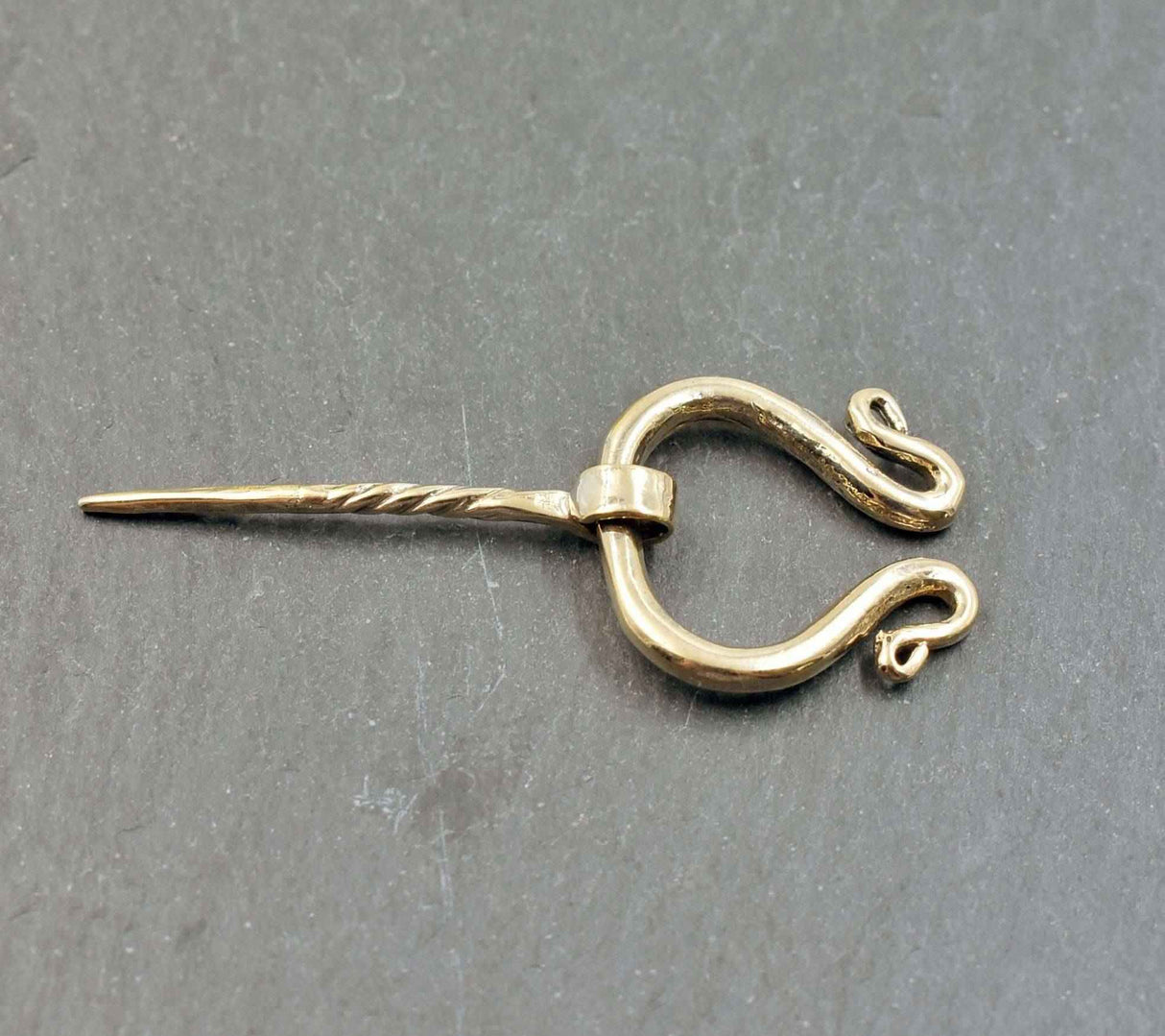 Kleine Omegafibel aus Bronze
