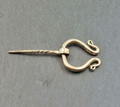 Kleine Omegafibel aus Bronze
