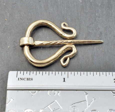 Kleine Omegafibel aus Bronze