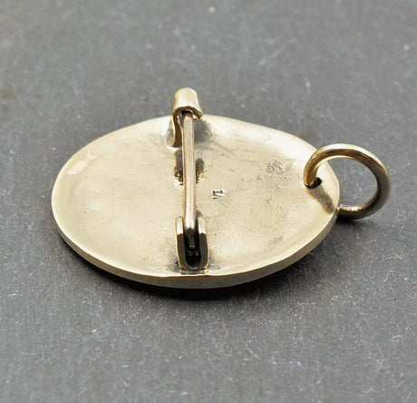 Rückseite der Gotland Fibel mit Ring aus der Vendel Zeit aus Bronze