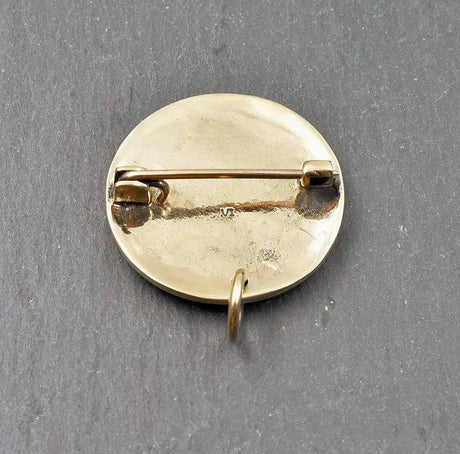 Rückseite der Gotland Fibel mit Ring aus der Vendel Zeit aus Bronze