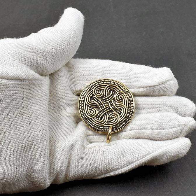 Gotland Fibel mit Ring aus der Vendel Zeit aus Bronze auf der Hand