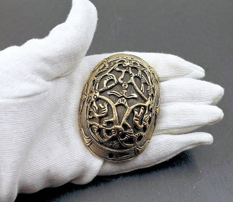 Wikinger Fibel von Öland aus Bronze auf der Hand
