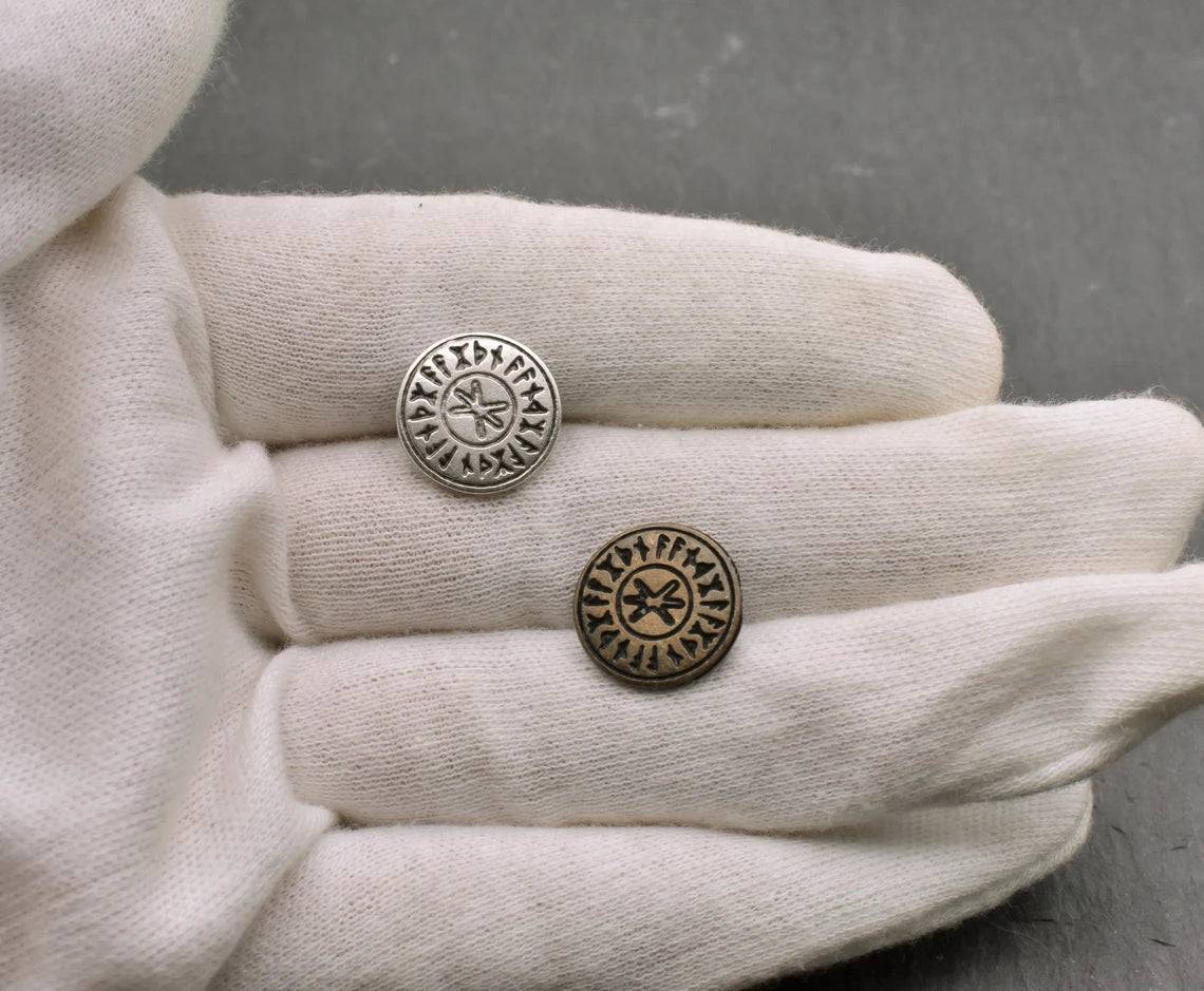 Wikinger Knopf Hagalaz auf der Hand