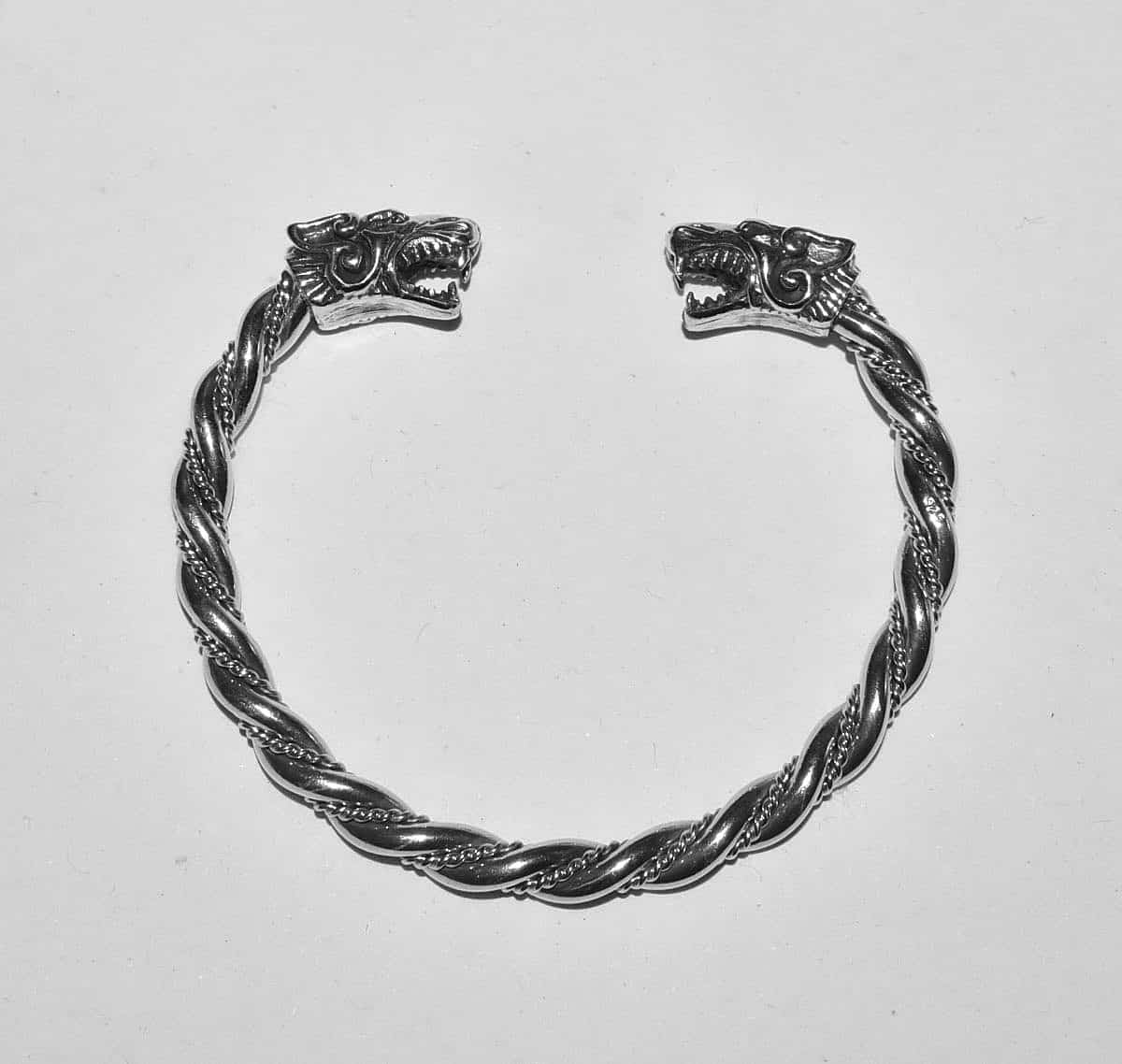 Starker Wikinger Armreif mit Wolfsköpfen - Partner Armband - Belanas Schatzkiste