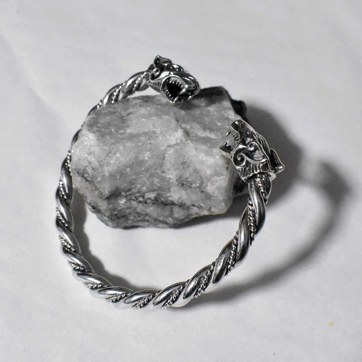 Wikinger Armreif mit Wolfsköpfen aus 925er-Silber