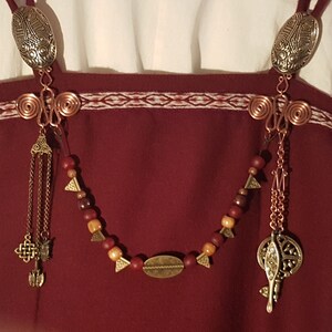 Wikingerschmuck - Fibelkette mit Hygiene Set und Gebamsel an einem Wikingerkleid