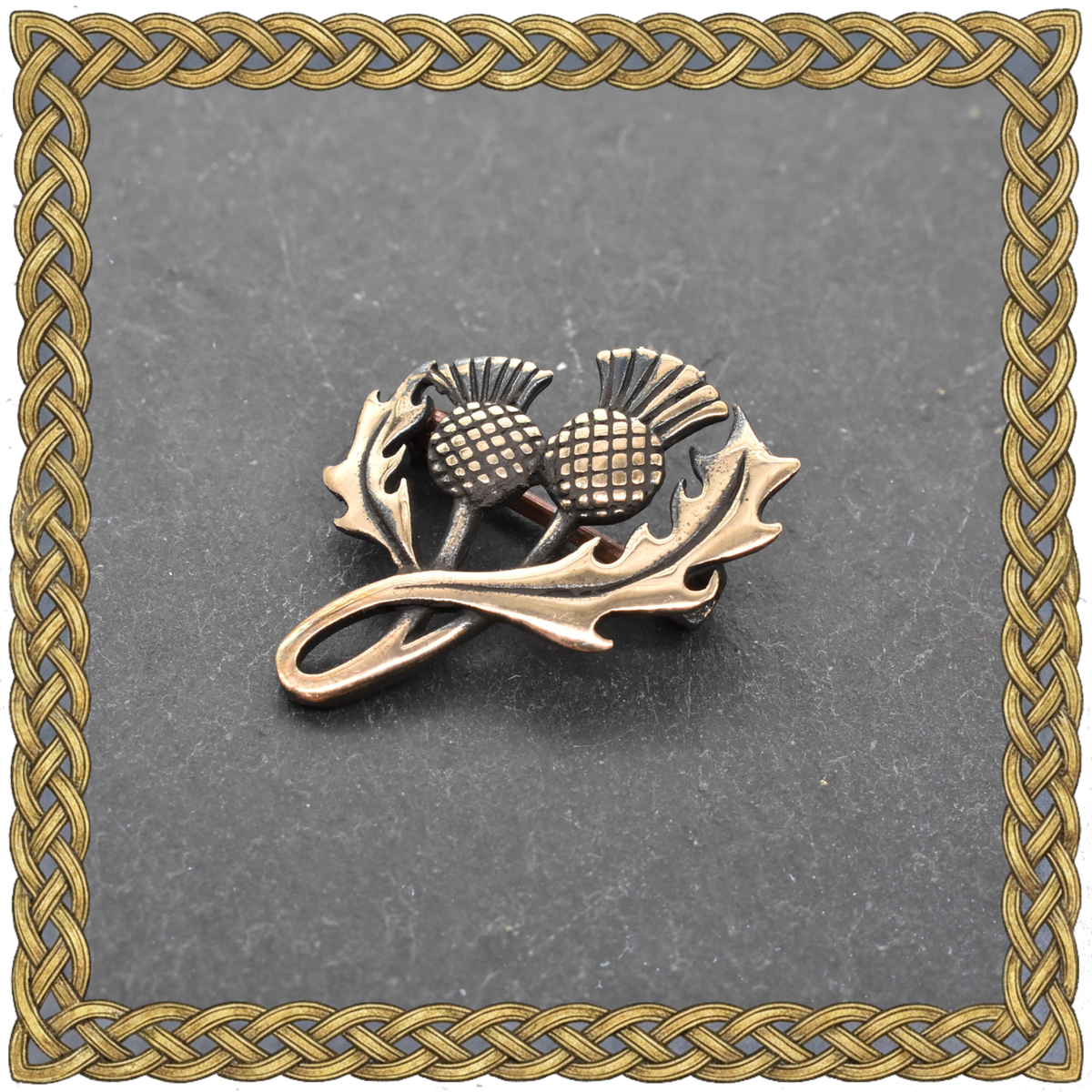 Schottische Distelbrosche aus Bronze mit zwei Distelblüten mit ihren typischen gezackten Blättern bilden das Motiv dieser kleinen Brosche.