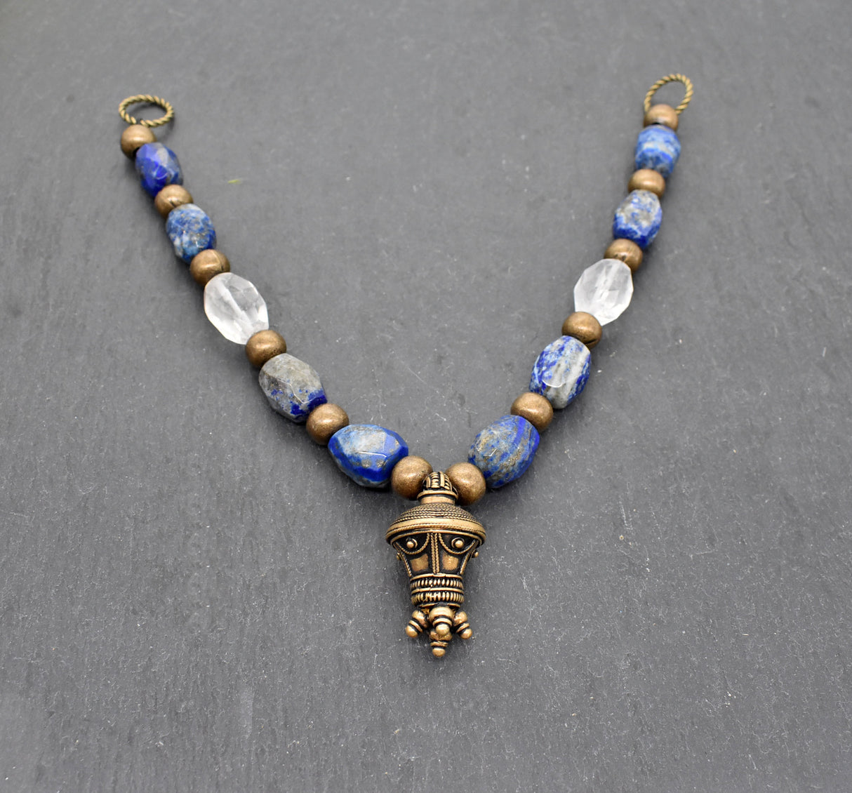 Edelstein Fibelkette mit großer Bronze-Berlocke – Wikinger Kette mit Lapislazuli und Bergkristall