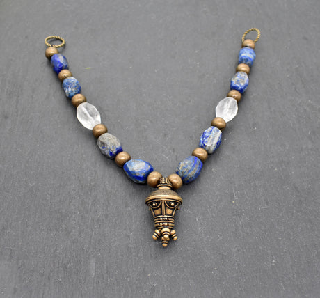 Edelstein Fibelkette mit großer Bronze-Berlocke – Wikinger Kette mit Lapislazuli und Bergkristall