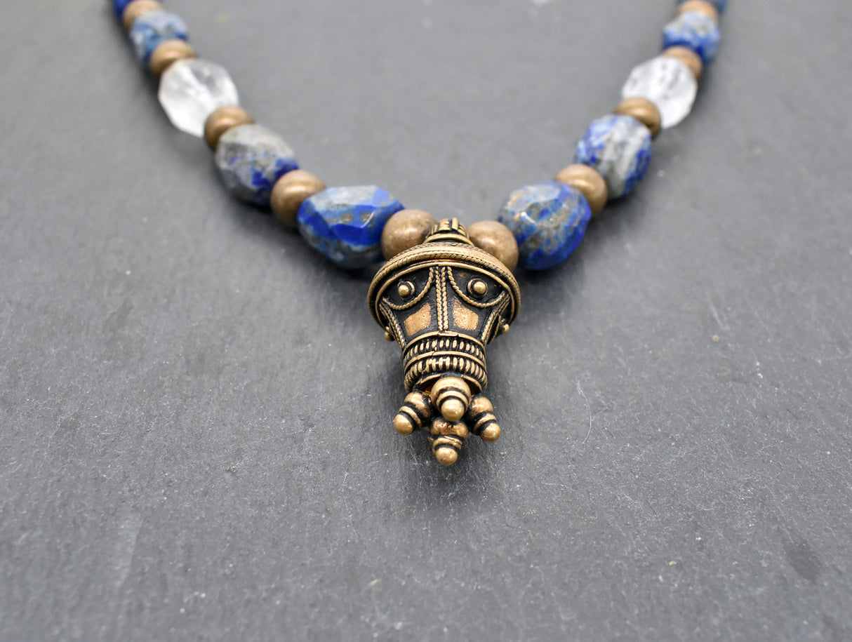 Details der Berlocke, der Edelstein Fibelkette mit großer Bronze-Berlocke – Wikinger Kette mit Lapislazuli und Bergkristall