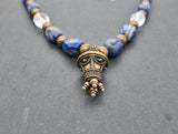 Details der Berlocke, der Edelstein Fibelkette mit großer Bronze-Berlocke – Wikinger Kette mit Lapislazuli und Bergkristall