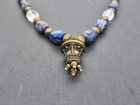 Details der Berlocke, der Edelstein Fibelkette mit großer Bronze-Berlocke – Wikinger Kette mit Lapislazuli und Bergkristall