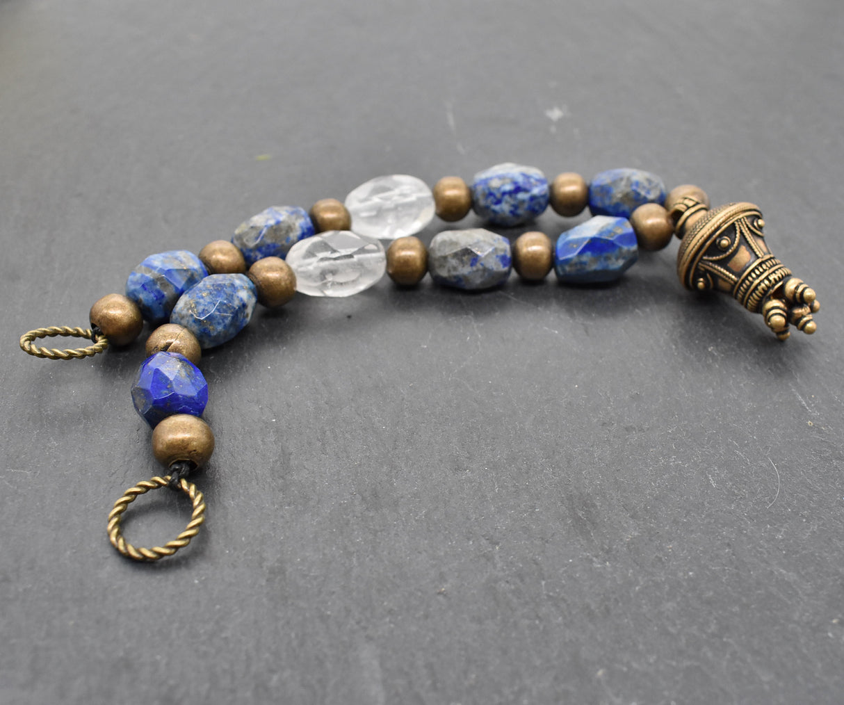 Edelstein Fibelkette mit großer Bronze-Berlocke – Wikinger Kette mit Lapislazuli und Bergkristall