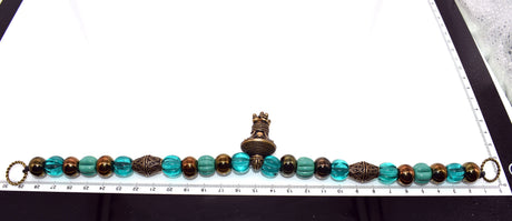 Maße der Alemannische Fibelkette mit Berlock-Anhänger und meergrünen Glasperlen