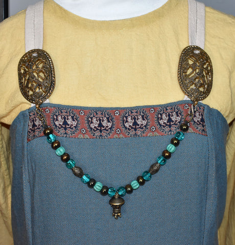Tragebild am Wikinger-Kleid der Alemannische Fibelkette mit Berlock-Anhänger und meergrünen Glasperlen