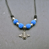 Bienen-Kette "Sumsebienchen" mit blauen Glasperlen auf Lederband