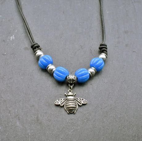 Bienen-Kette "Sumsebienchen" mit blauen Glasperlen auf Lederband