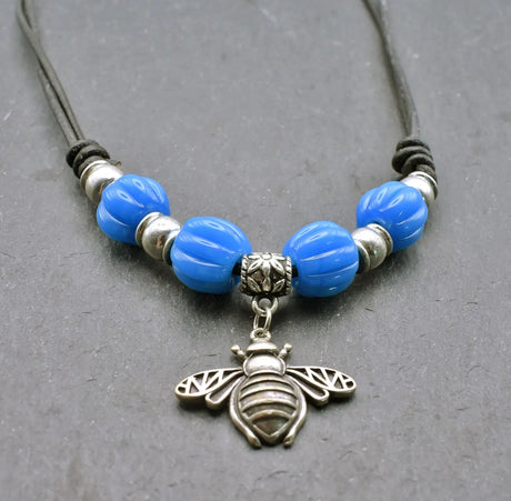 Bienen-Kette "Sumsebienchen" mit blauen Glasperlen auf Lederband