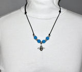 Tragebild Lang der Bienen-Kette "Sumsebienchen" mit blauen Glasperlen auf Lederband