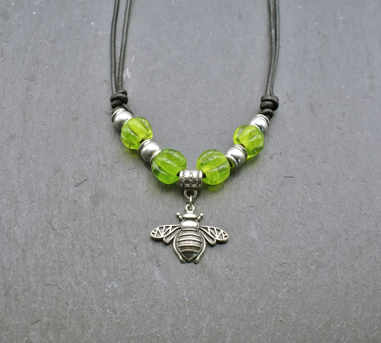 Bienen-Kette "Sumsebienchen" mit grünen Glasperlen auf Lederband