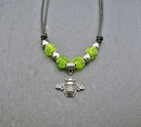 Bienen-Kette "Sumsebienchen" mit grünen Glasperlen auf Lederband