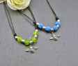 Bienen-Ketten mit grünen und blauen Glasperlen auf Lederband