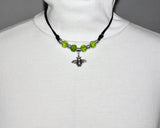 Tragebild kurz der Bienen-Kette "Sumsebienchen" mit grünen Glasperlen auf Lederband