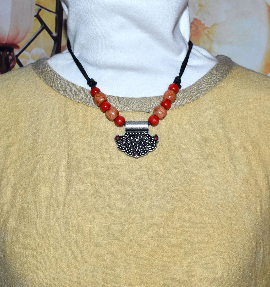 Birka Holzperlenkette mit Mjölnir-Anhänger