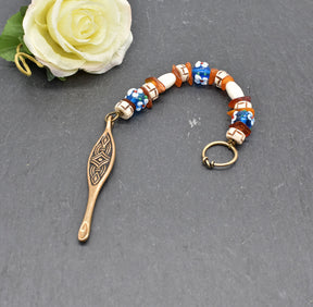 Birka Ohrlöffel aus Bronze – Wikinger Hygiene & Replik mit Knochenperlen, Bernstein und blauen Glasperlen