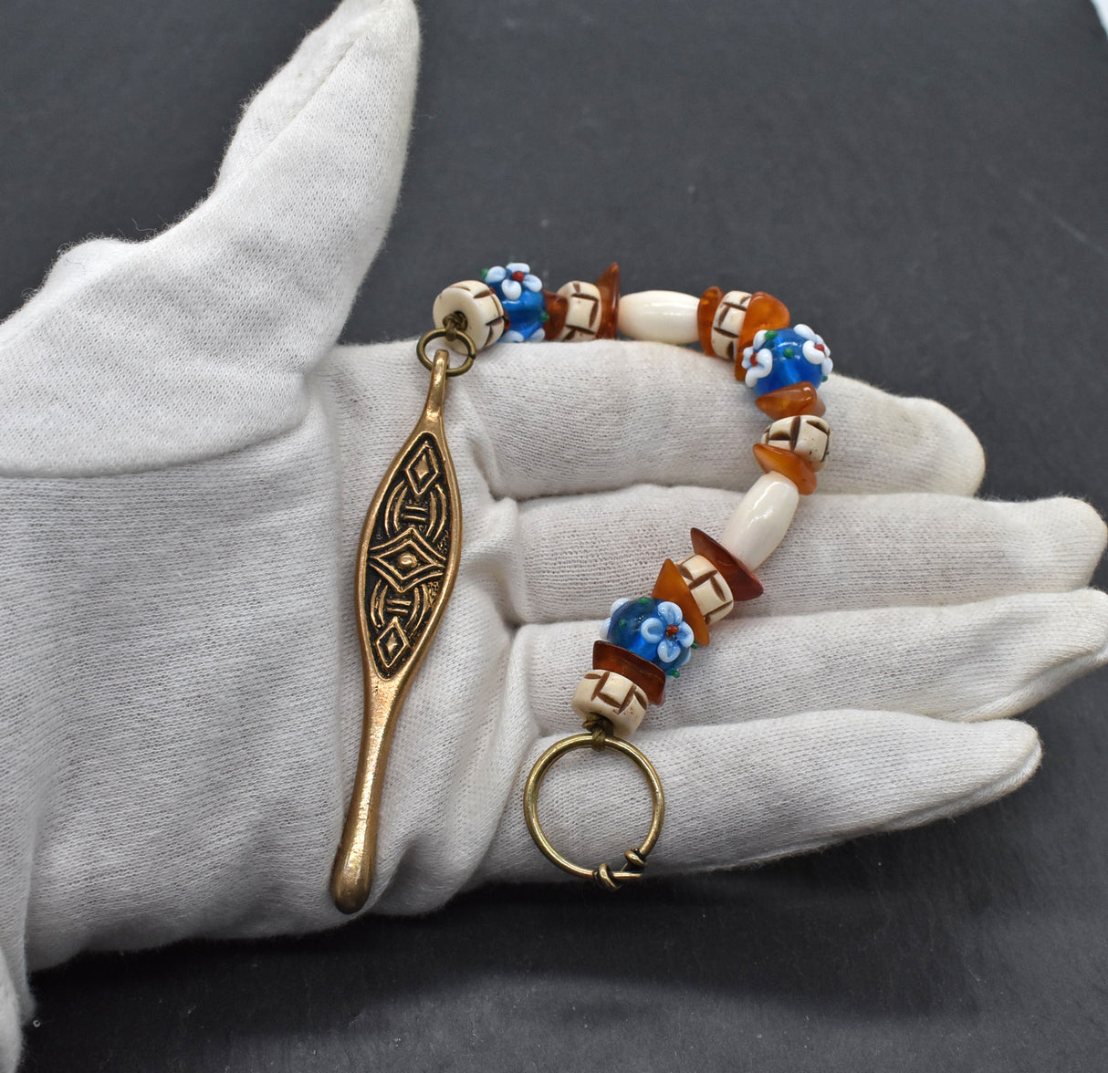 Birka Ohrlöffel aus Bronze – Wikinger Hygiene & Replik mit Knochenperlen, Bernstein und blauen Glasperlen