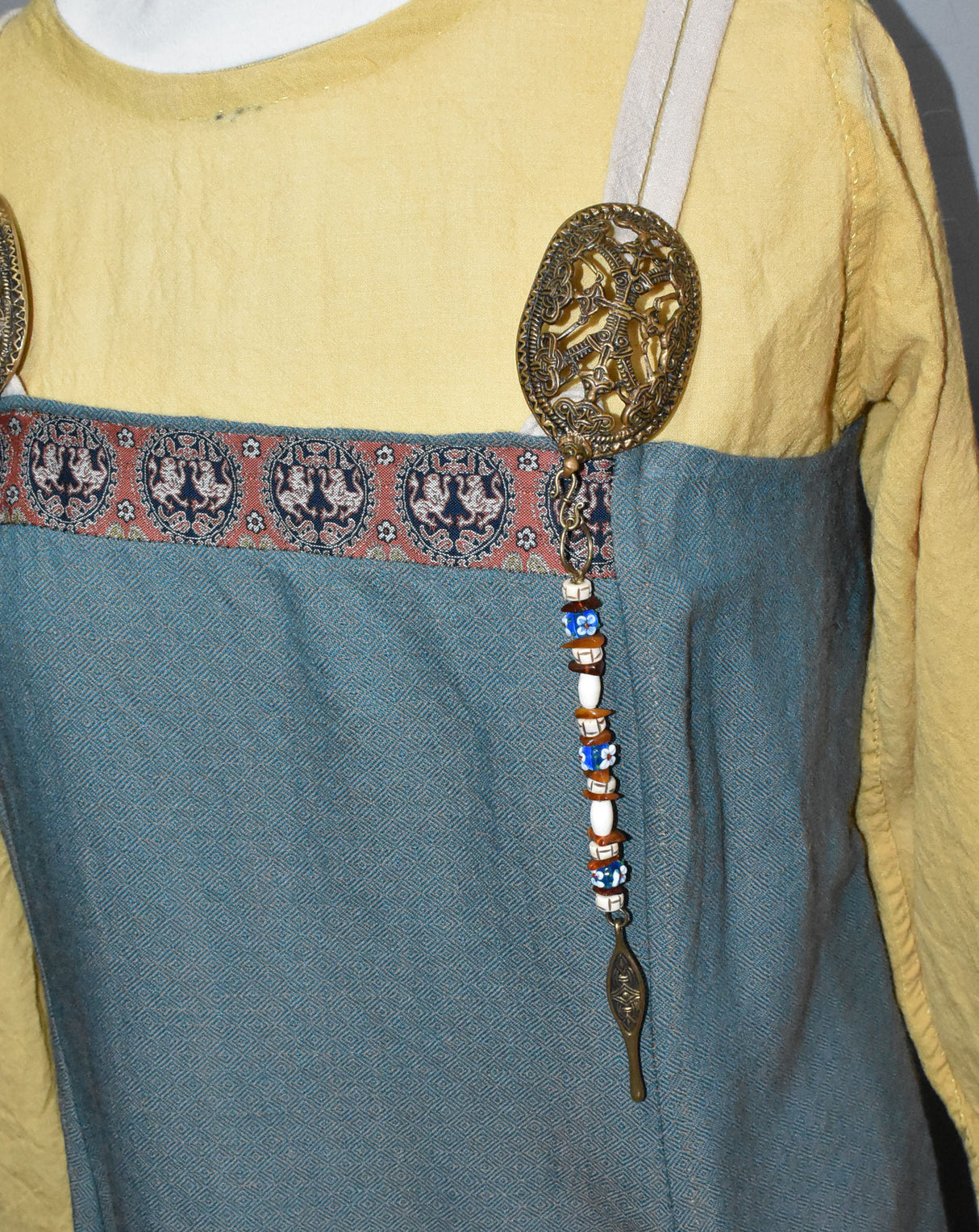 Tragebild des Birka Ohrlöffel aus Bronze – Wikinger Hygiene & Replik mit Knochenperlen, Bernstein und blauen Glasperlen