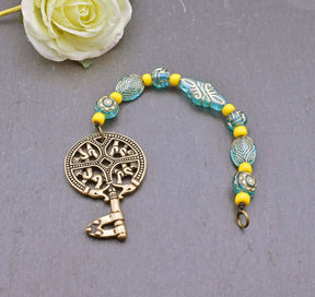 Birka Schlüssel mit Perlenkette in türkis und gelb