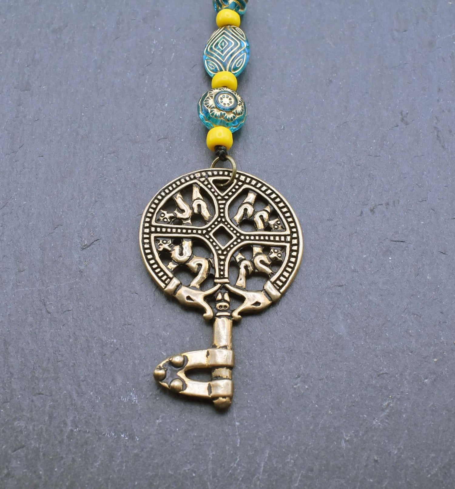 Birka Schlüssel mit Perlenkette in türkis und gelb