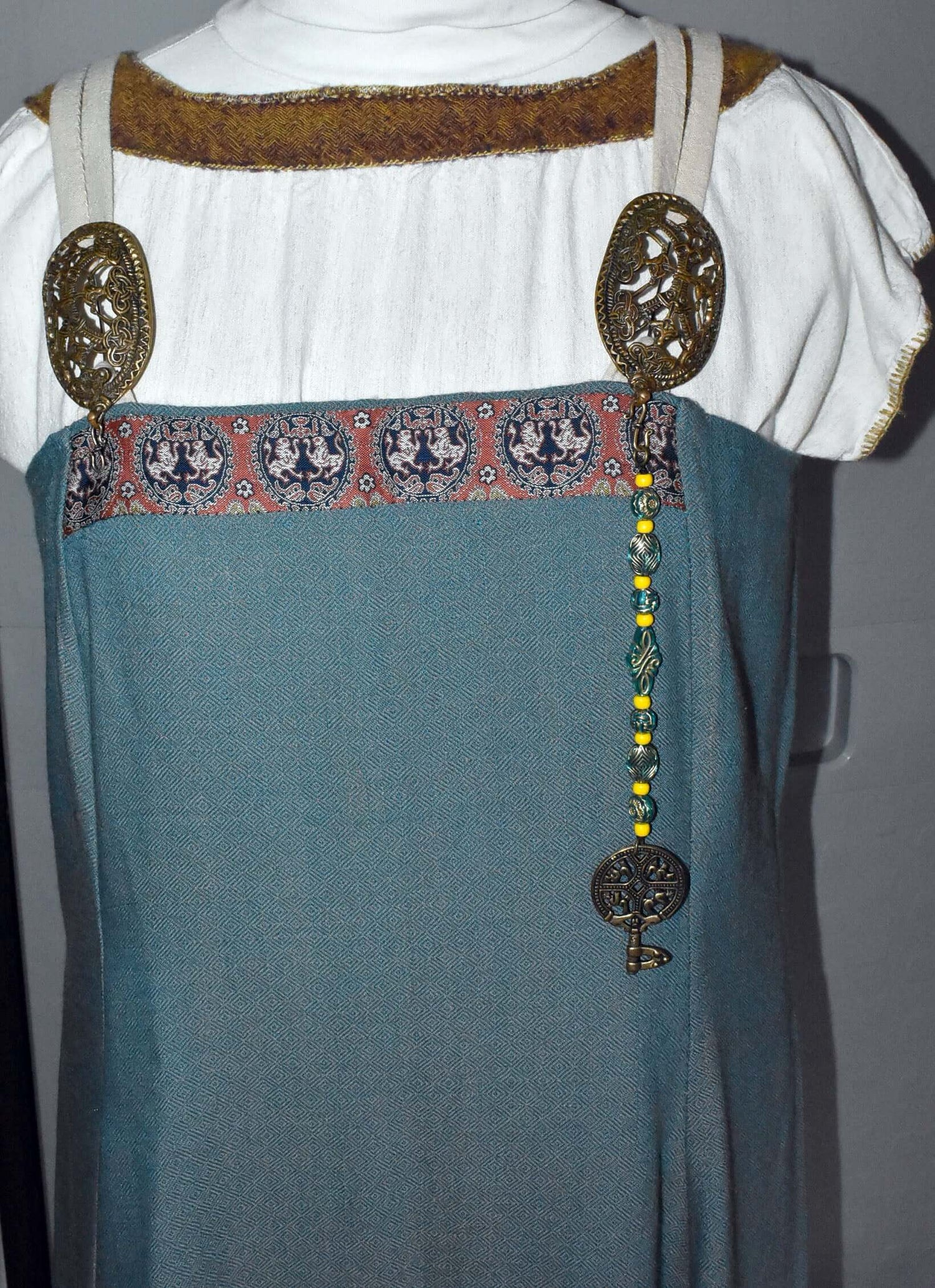 Tragebild des Birka Schlüssel mit Perlenkette in türkis und gelb