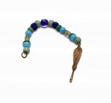 Birka Ohrlöffel aus Messing mit Glasperlenkette in grün und blau