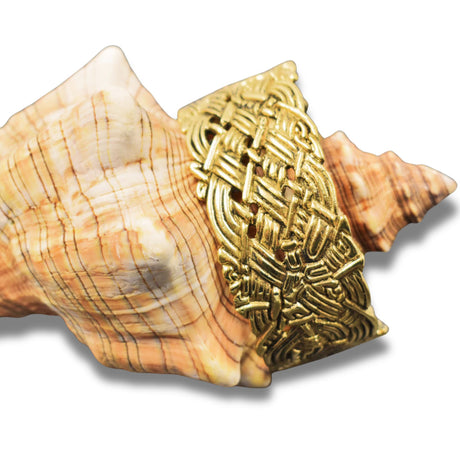 Breiter keltischer Bronze-Armreif mit Flechtmuster

Dieser breite Armreif aus Bronze wird von einem aufwendig durchbrochenen Flechtornament bestimmt. Zahlreiche Bänder verschlingen sich miteinander und bilden ein dichtes Knotenmotiv, das fast die gesamte Vorderseite des Armreifs einnimmt.