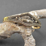 Wikinger Armreif mit Langboot und Rune aus Bronze auf einem Ast