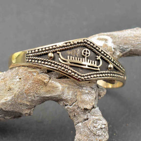 Wikinger Armreif mit Langboot und Rune aus Bronze auf einem Ast