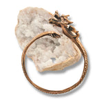 Drachenarmreif aus Bronze mit beweglichem Drachenkopf