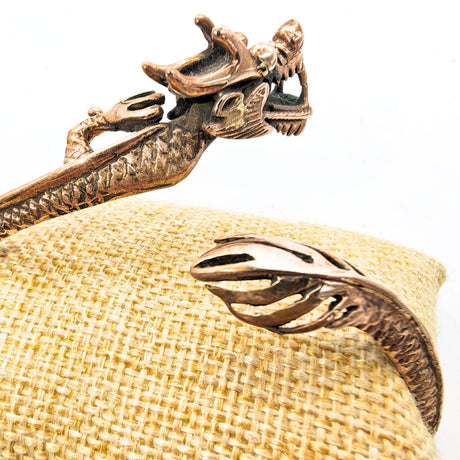 Drachenarmreif aus Bronze mit beweglichem Drachenkopf
