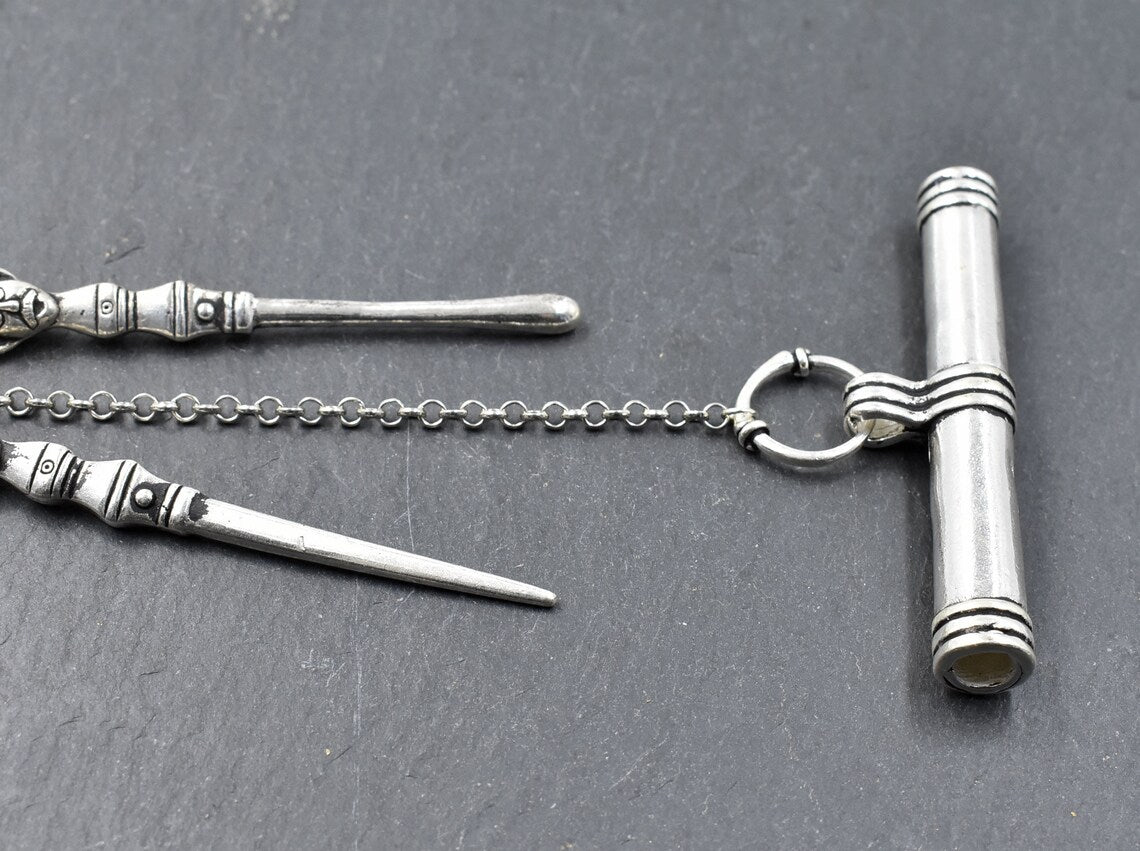 Details des Gotland Hygiene Set aus versilberter Bronze von Belanas Schatzkiste