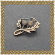 Schottische Schmuckbrosche Distel aus Bronze in einem keltischen Rahmen