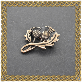 Schottische Schmuckbrosche Distel aus Bronze in einem keltischen Rahmen