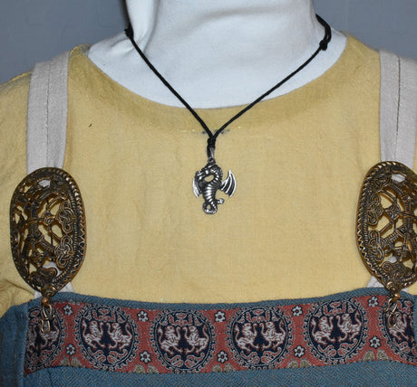 Tragebild der Detailreiner Drachenanhänger aus Zinn an schwarzem Textilband.