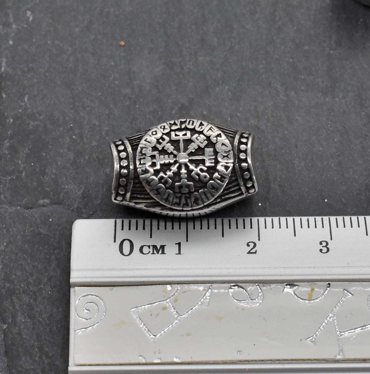 Maße in cm der Wikinger Barthülse mit Vegvisir aus Edelstahl – Nordischer Bartschmuck mit Runen | Wikinger Kompass Haar- & Bartperle