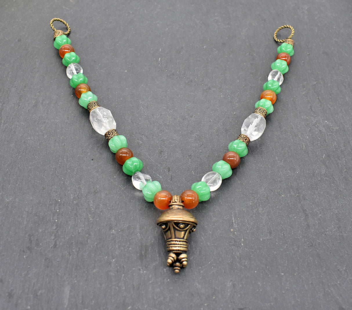 Alemannische Fibelkette mit Berlock-Anhänger und Edelsteinen – Germanischer Peplos-Schmuck mit Jade, Bergkristall und Karneol für dein Reenactment