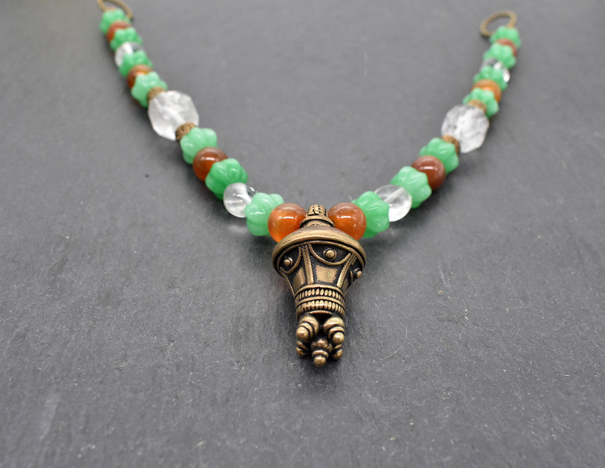 Alemannische Fibelkette mit Berlock-Anhänger und Edelsteinen – Germanischer Peplos-Schmuck mit Jade, Bergkristall und Karneol für dein Reenactment