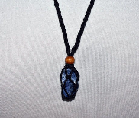 Makramee Kette mit Sodalith – Handgefertigter Naturschmuck voller Eleganz & Natürlichkeit