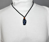 Tragebild der schwarzen Makramee Kette mit einem Sodalith in kurz